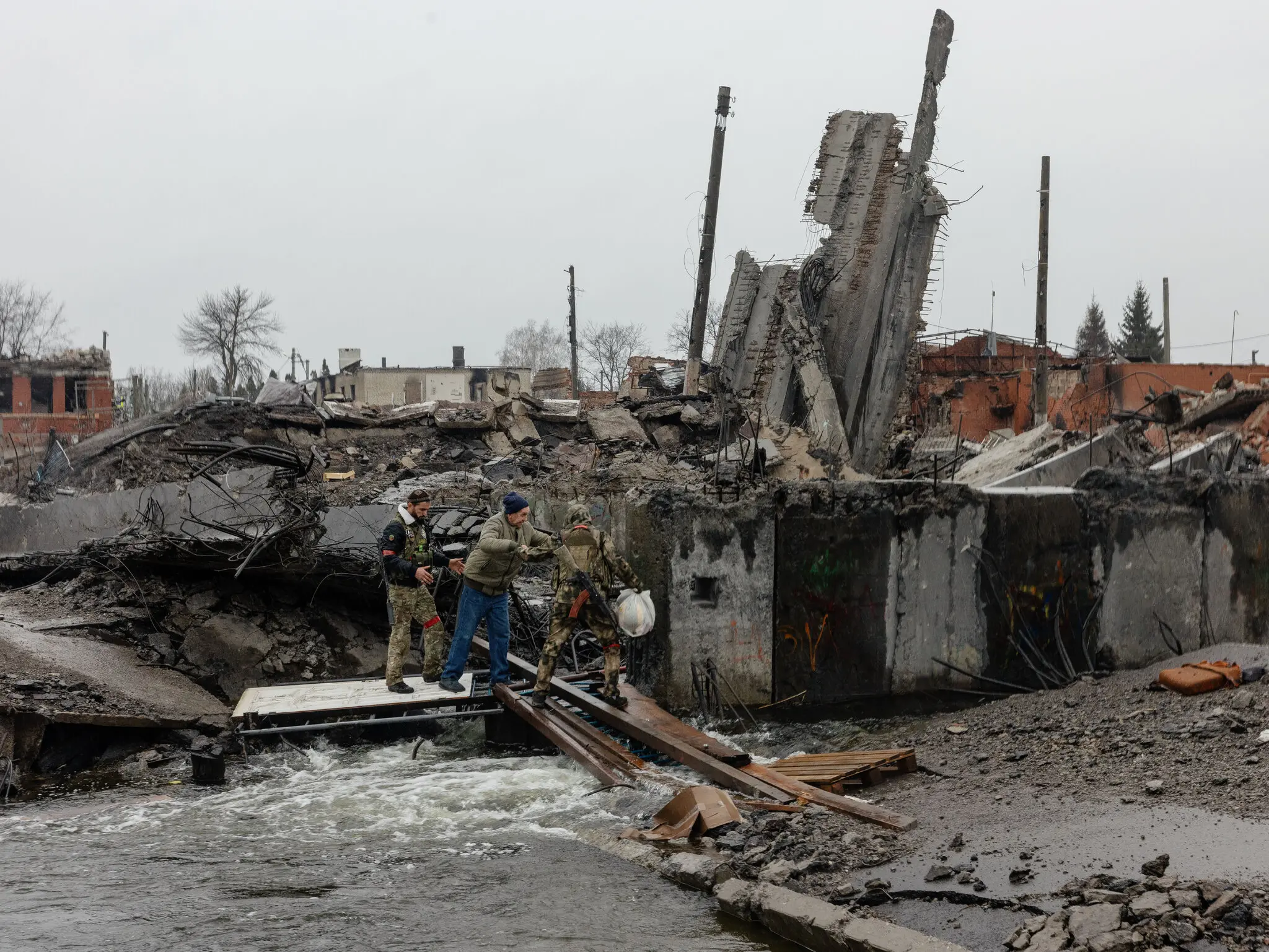 Іса Салімсултанов (ліворуч), імам з Курська, допомагав з евакуацією, перебуваючи в російському батальйоні «Ахмат». Тут він та ще один місцевий житель, Артем Русанов, евакуюють літнього чоловіка, який раніше відмовлявся залишати Суджу.